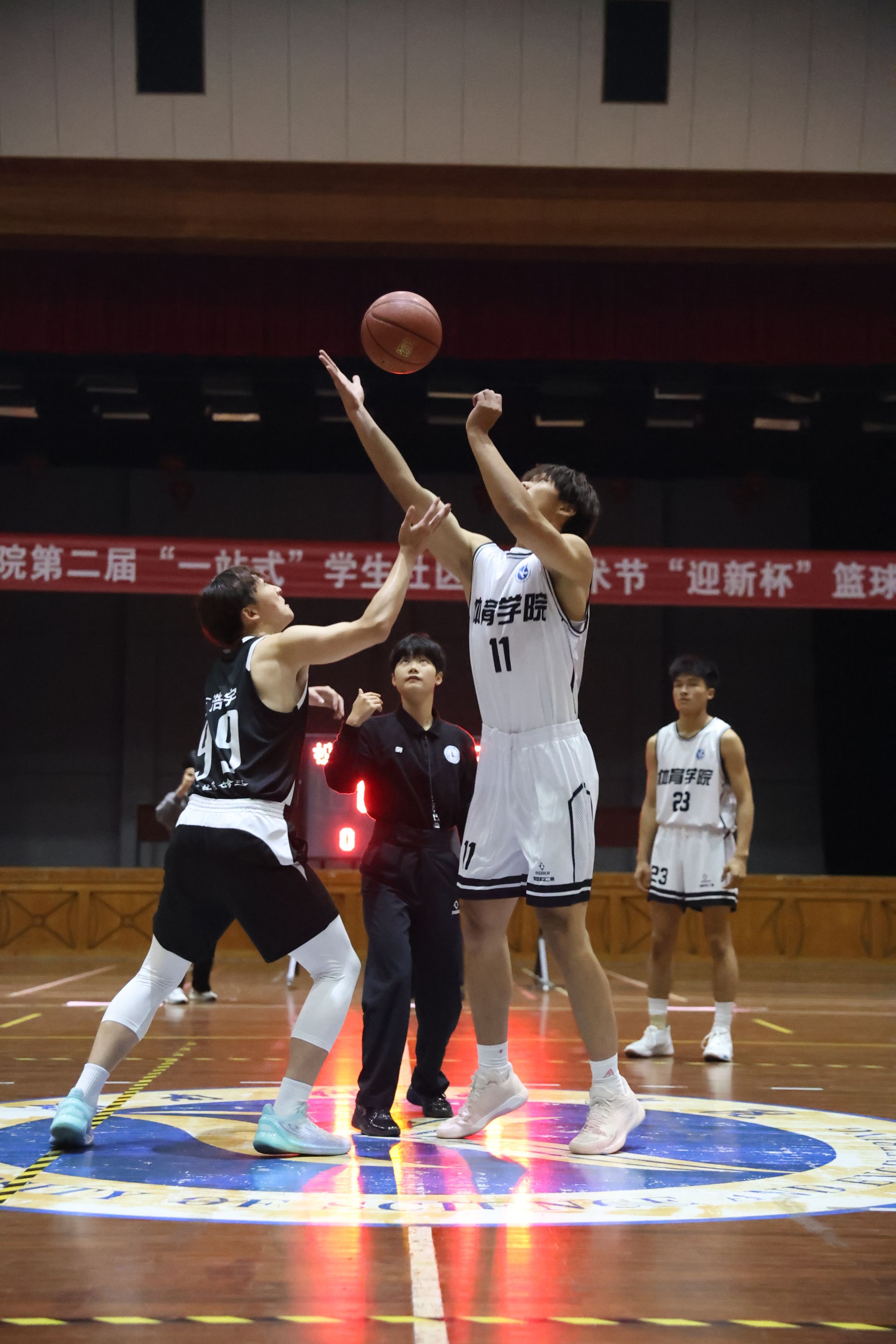 天津男篮在激烈比拼中获胜，晋级下一轮