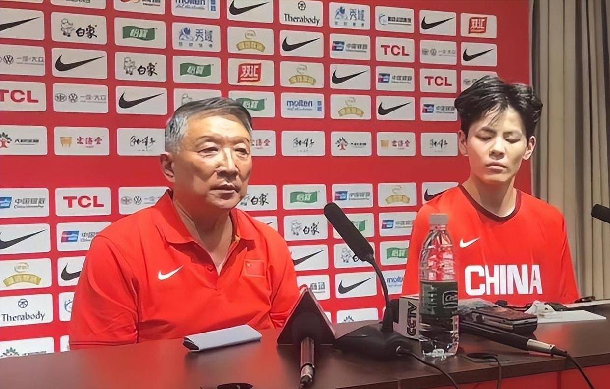 组图：中国女篮备战波黑宫鲁鸣给张子宇开小灶