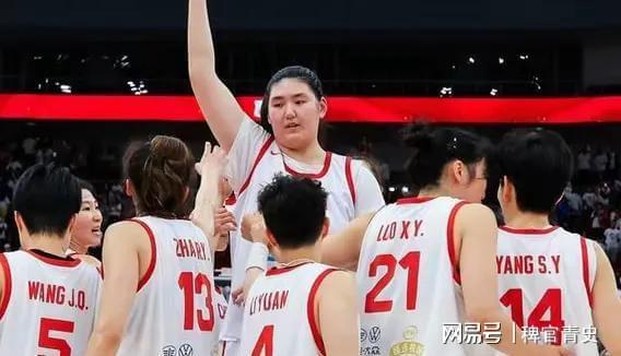 组图：中国女篮备战波黑宫鲁鸣给张子宇开小灶