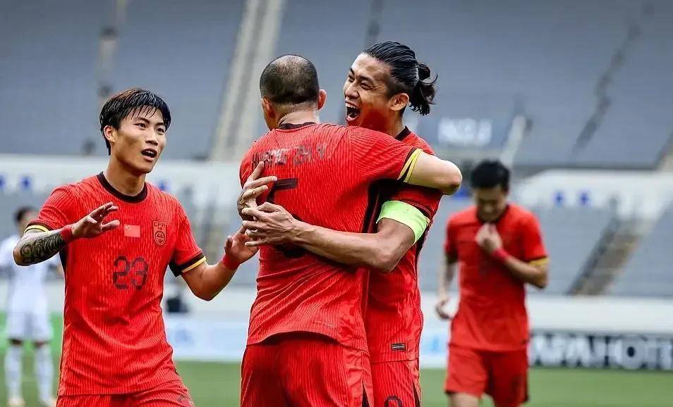 爱游戏-新国足雏形显现：11员虎将就位，张玉宁成为核心，归化球员逐渐让位(老张玉宁个人资料)