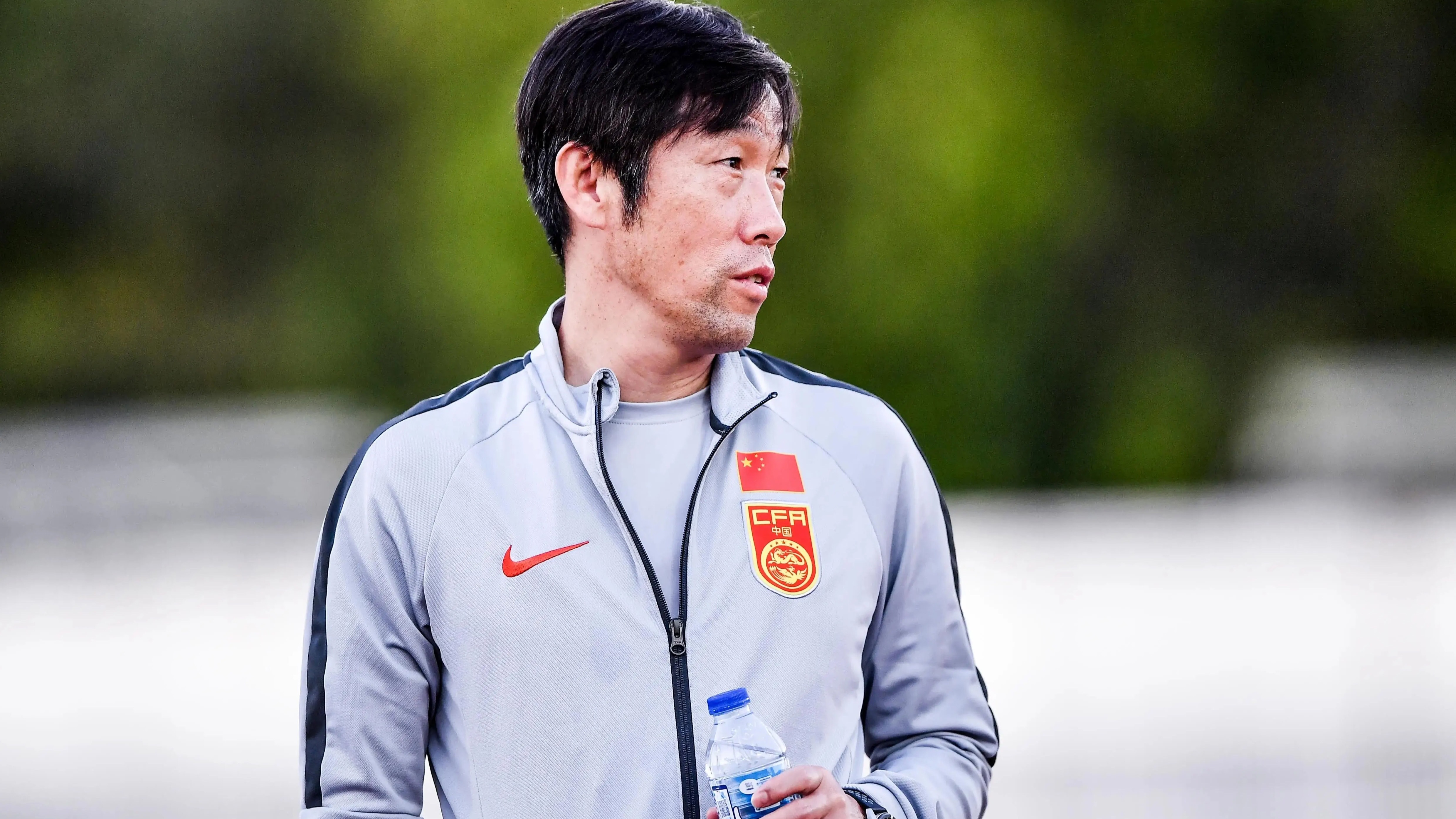 预算有限！国足新帅薪资控制在100万欧左右，首选欧洲年轻教练(国足教练工资)