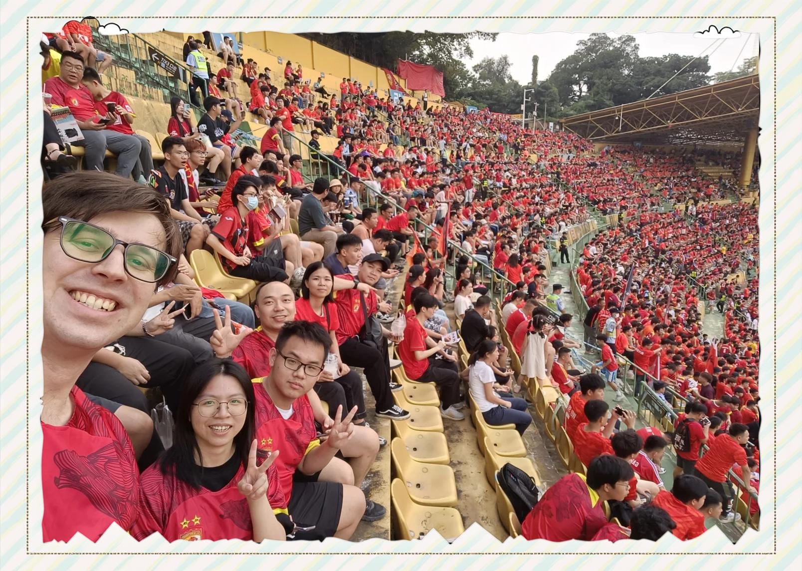 激情四射！球迷热情欢呼，为主队加油的简单介绍